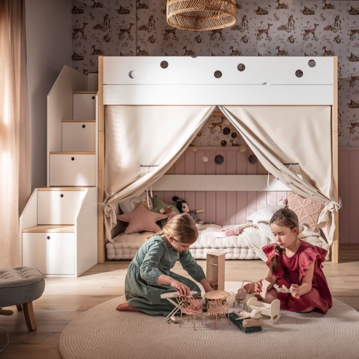 łóżko piętrowe z zasłonami imitującymi domek